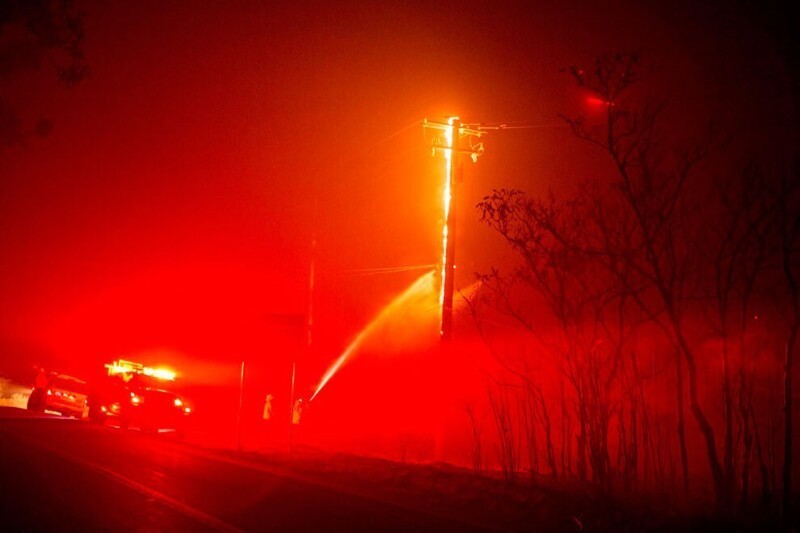 На текущий момент уже сгорели несколько десятков домов. Ещё 5 тысяч домов находятся в зоне риска. (Фото Ringo H.W. Chiu):