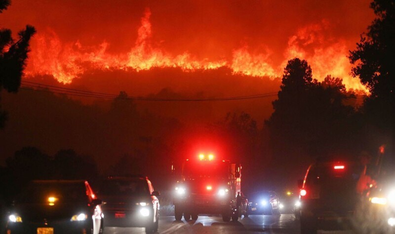 В Калифорнии в районе Лос-Анджелеса из-за лесных пожаров эвакуировали около 8 тысяч человек. (Фото Mario Tama):