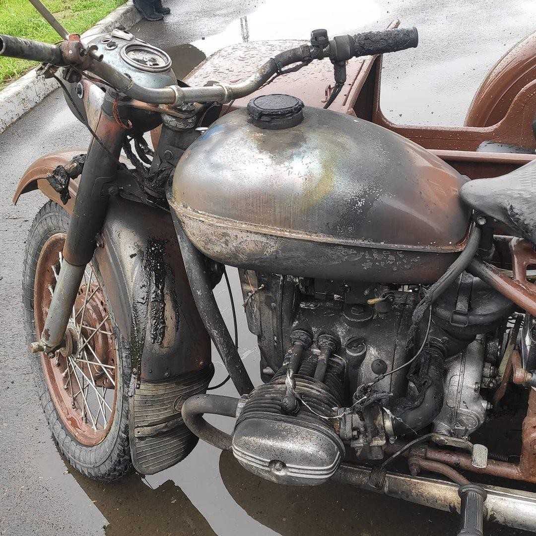 В Красноярске неизвестный поджёг мотоцикл и бегал вокруг него, дожидаясь хозяина