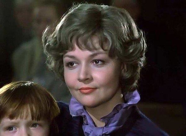 И невероятный актерский талант перевоплотивший ее в  стерву-истеричку сыграл зловещую роль  в ее судьбе