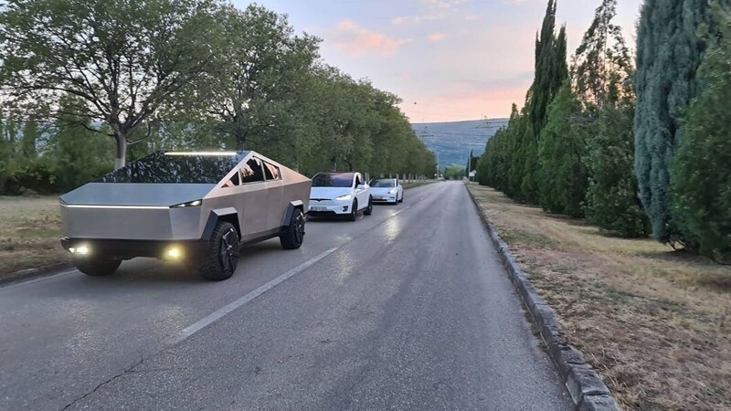 Очень реалистичная копия электропикапа Tesla Cybertruck из Боснии и Герцеговины