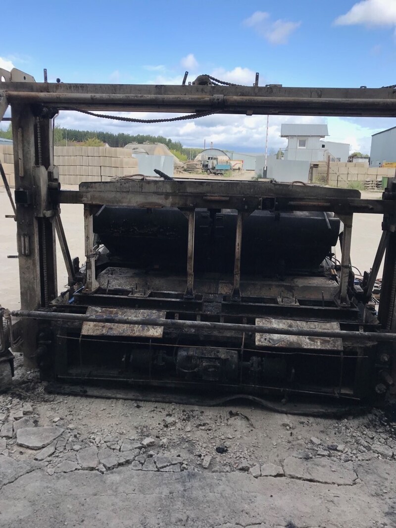 В 2019 году на предприятии по изготовлению бетонных изделий произошел пожар в цеху, где находилось данное оборудование. Казалось, что машина уже не пригодна для эксплуатации.