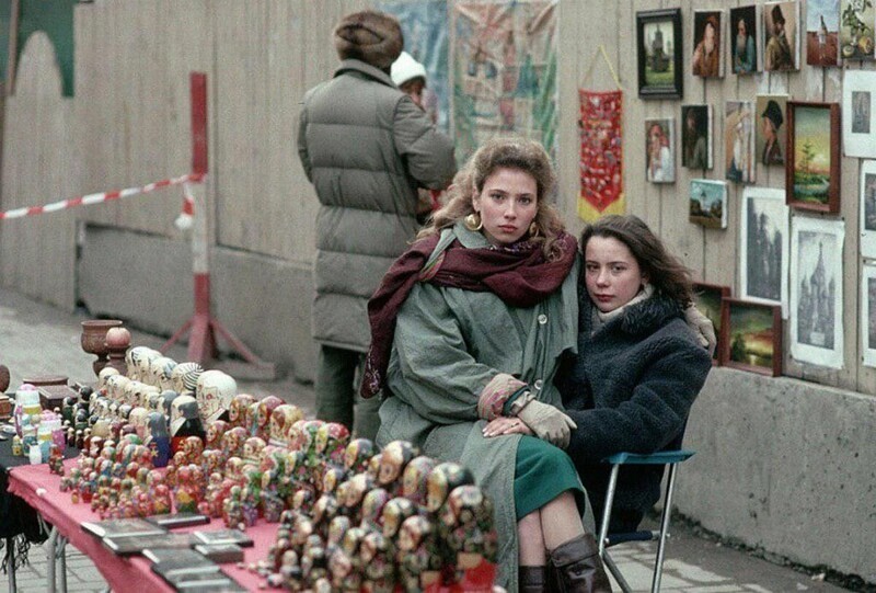 Продавцы матрешек. Старый Арбат, Москва, 1990-е гг.