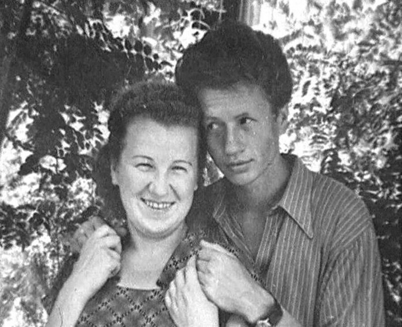 Леонид Быков с мамой Зинаидой Панкратовной. 1954 год.