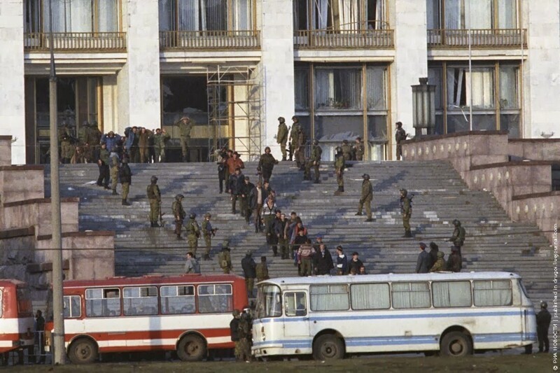 Отряд «Альфа» выводит арестованных из здания Белого дома. Политический кризис. Москва. 4 октября 1993 год.