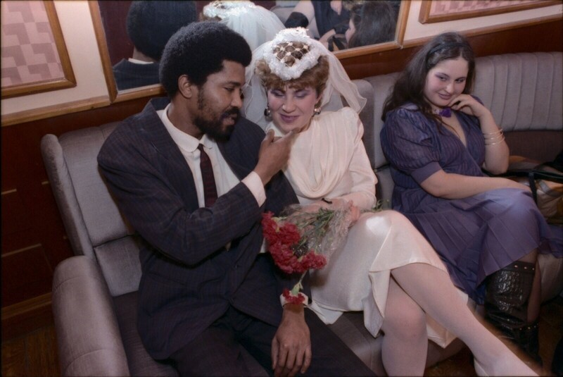 Жених и невеста ждут регистрации брака, Москва, СССР 1986 год.