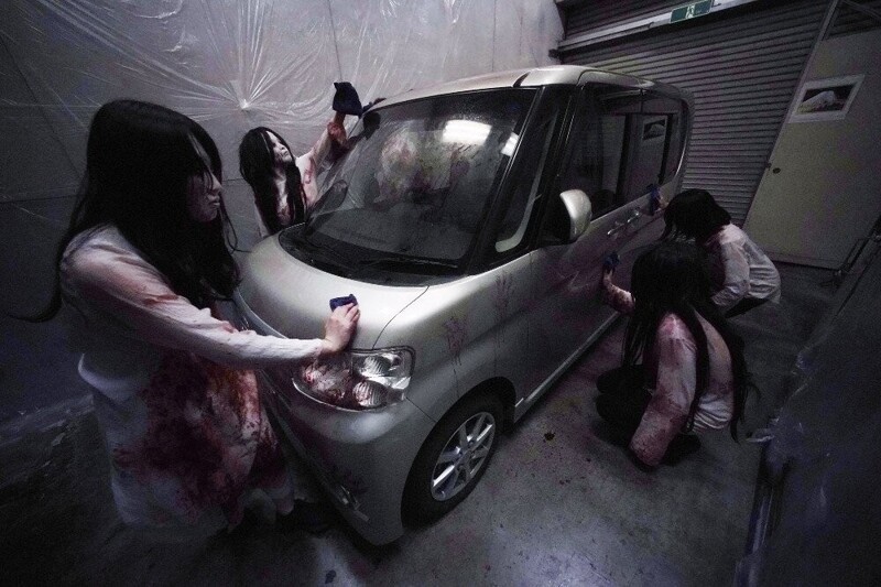 В Японии автомойку превратили в аттракцион ужасов