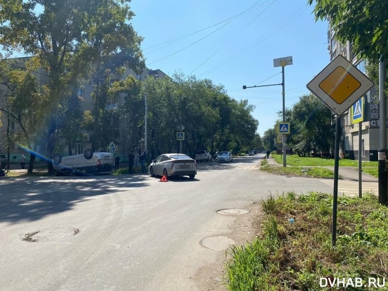 Минивэн с детьми перевернулся в Хабаровске: никто не пострадал