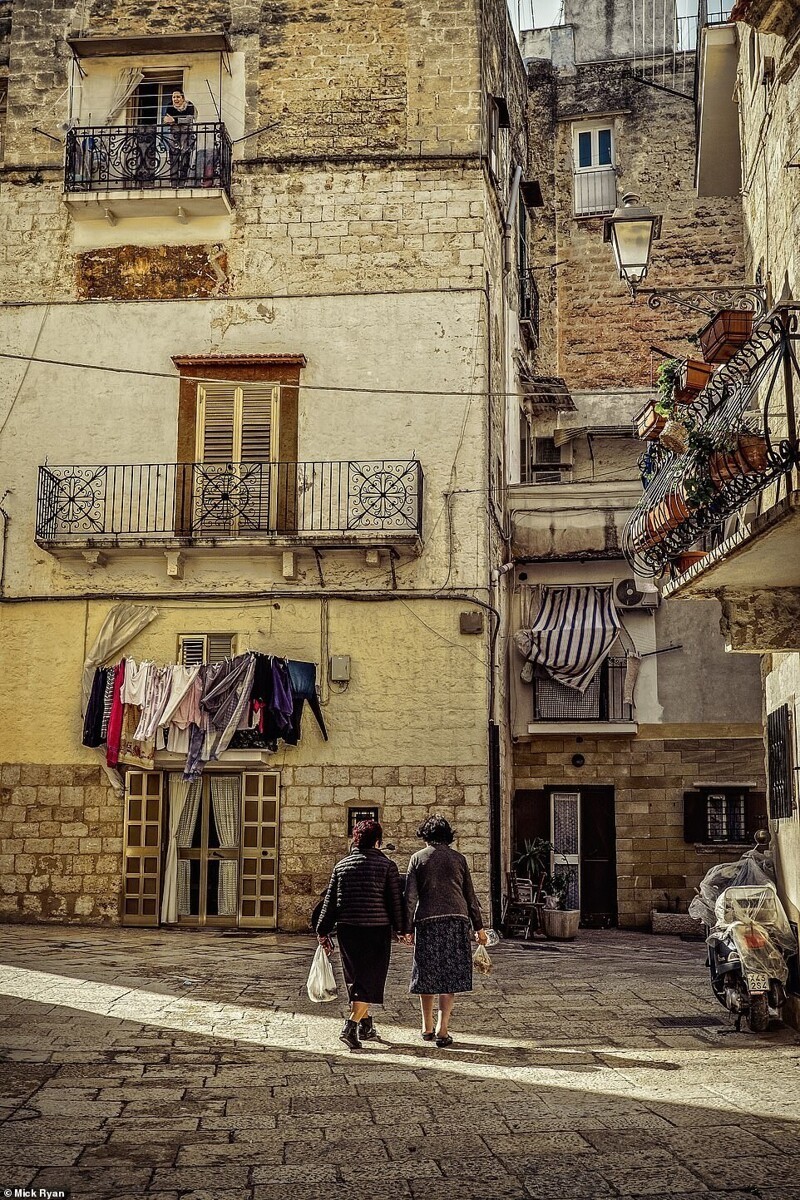 Улицы города Бари на юге Италии. Автор - Мик Райан