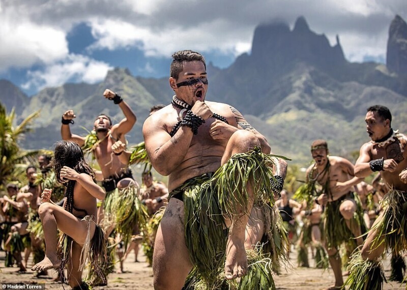 Маори с осторва Уа Поу во французской Полинезии исполняют церемониальный танец хака. Автор - Хэриел Торрес