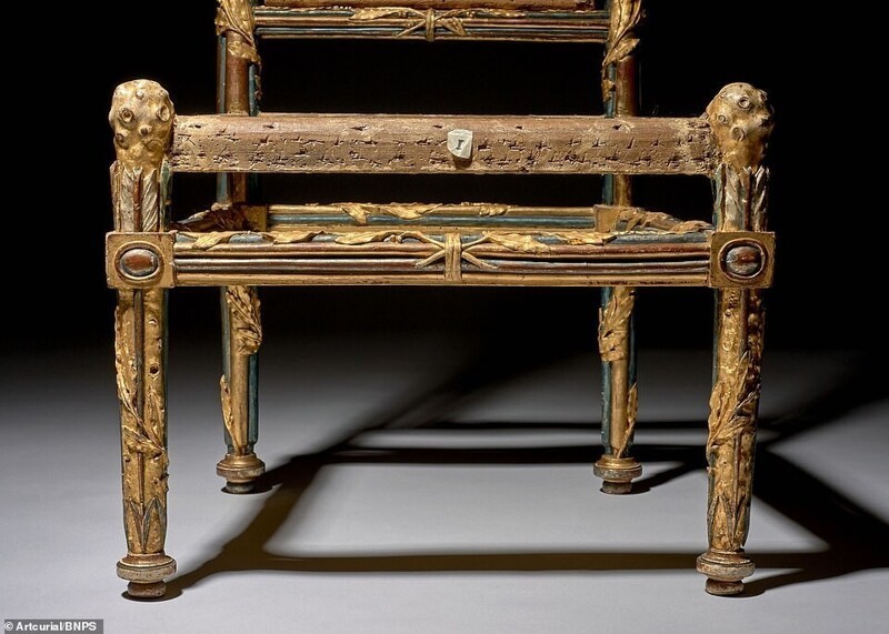 Сломанные стулья французского короля продали за миллион евро