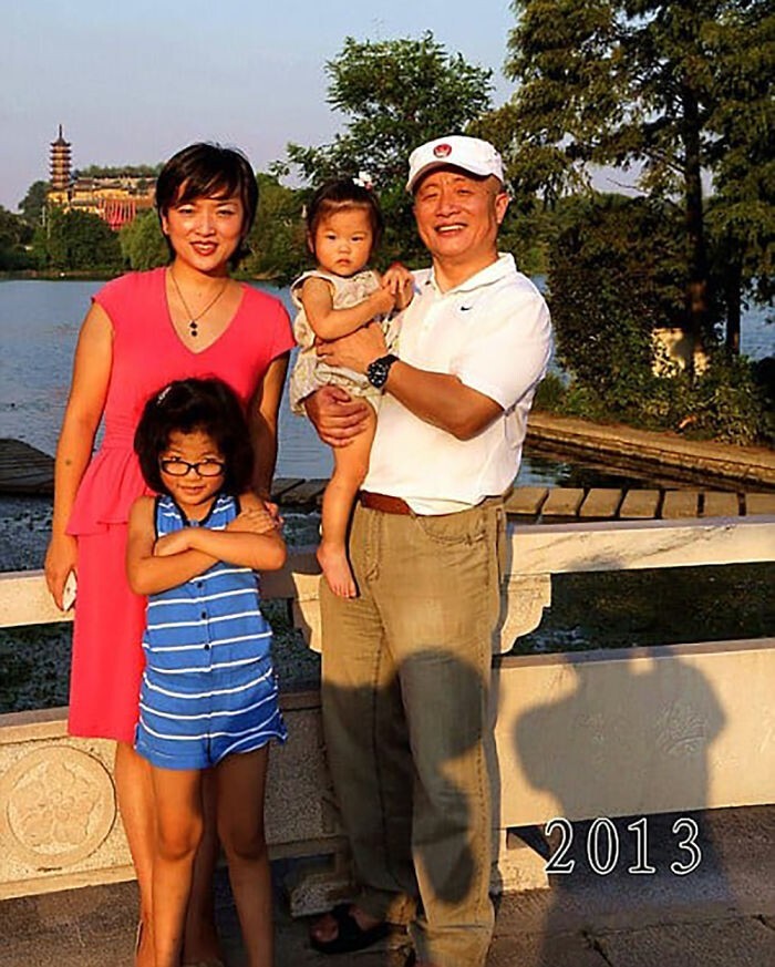 Отец поменялся с сыном. Фото китайца с дочкой. Юнкины семья фото. Папа и Дочки китайские. Отец фотографировал дочь в течении.