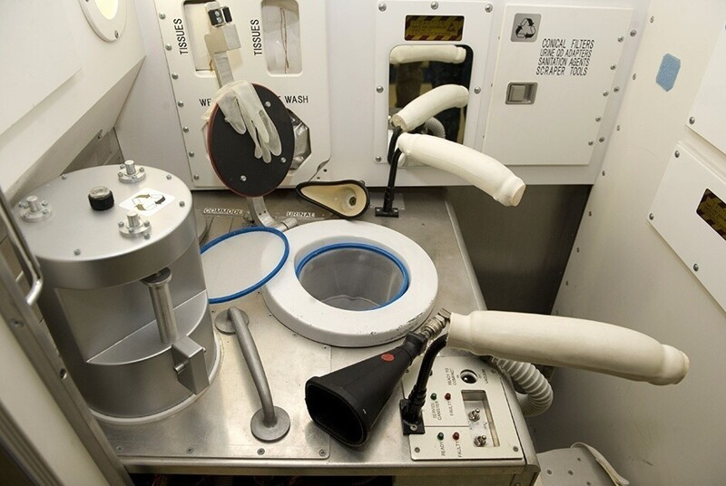 Космический туалет в имитации жилого модуля Международной космической станции, находится в Музее инженерных инноваций Фото: Tim Rooke / REX Shutterstock