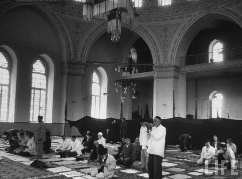 Мусульманская мечеть в Баку во время богослужения в пятницу днем