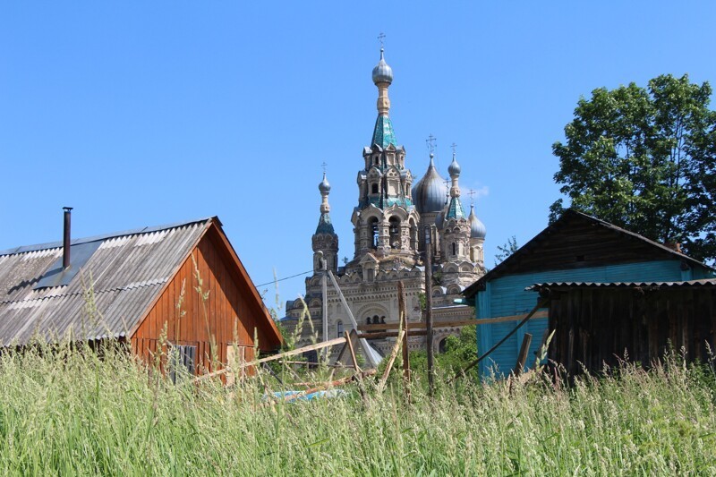 В советские годы собор был складом, теперь по-тихоньку восстанавливается