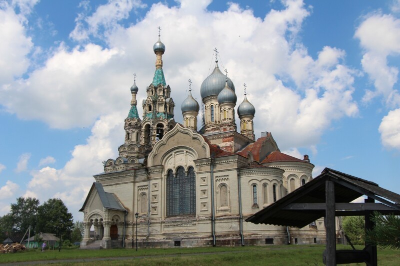 Спасский собор построен в 1912 году и вполне мог бы быть кафедральным собором в небольшом городе