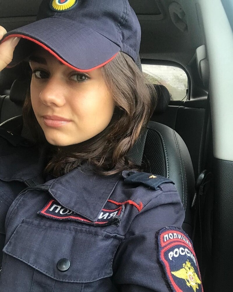Молодые девушки в полицейской форме