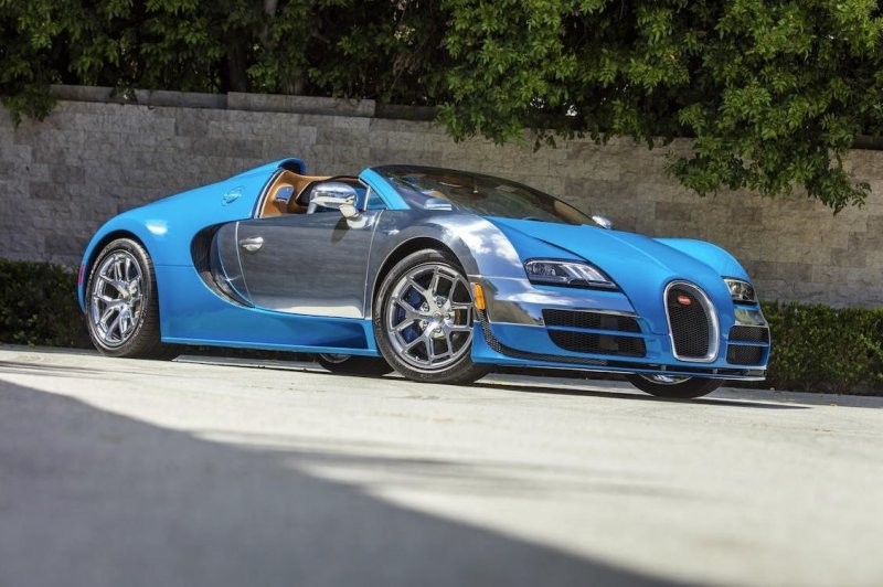 2. Bugatti Veyron Grand Sport Vitesse «Meo Costantini» 2014 года продали за $1,875,000 (212 400 000 руб.).