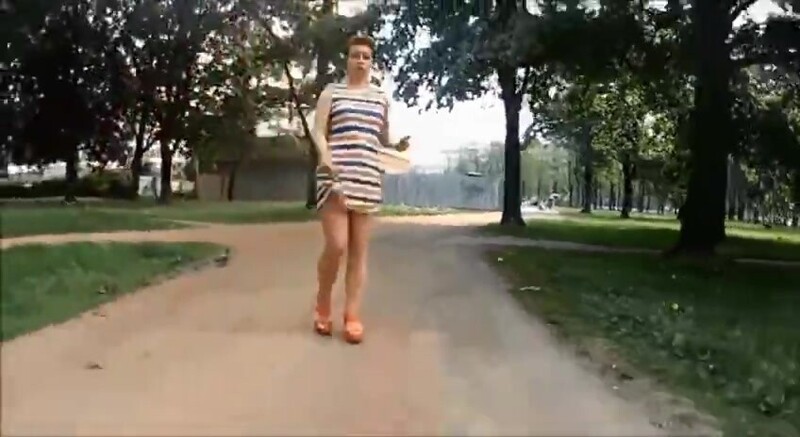 Задирают юбки девкам - порно видео на lavandasport.ru