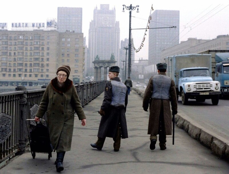 Солдаты, одетые в бронежилеты, патрулируют Бородинский мост в центре Москвы, март 1995 года.