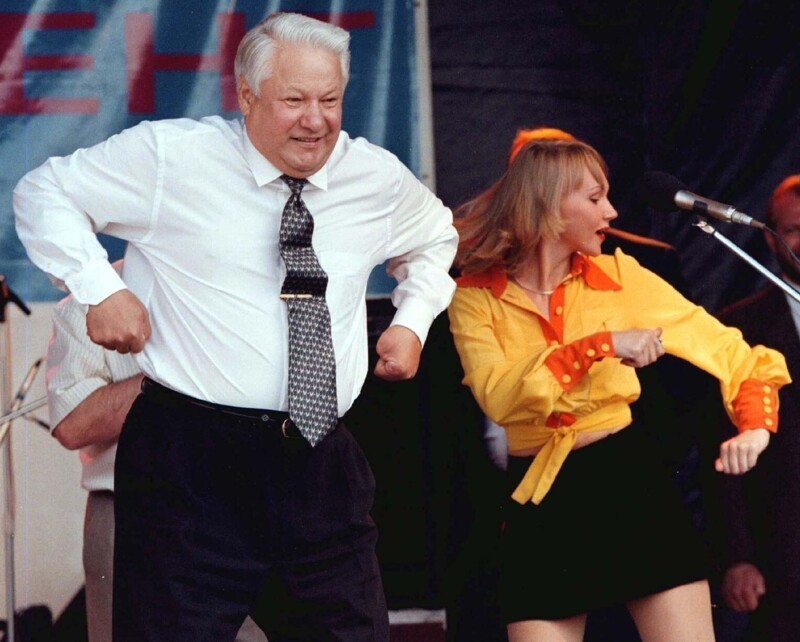 Борис Ельцин танцует на сцене во время концерта в Ростове, июнь 1996 года.