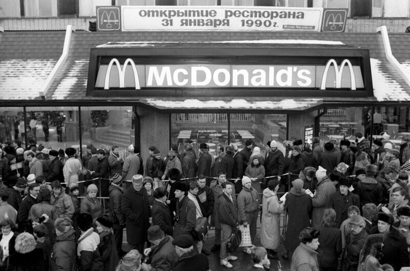 Очередь перед только что открывшимся первым рестораном «МакДональдс» в Москве