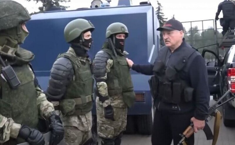 Демоверсия: эксперты оценили уровень вооружения и экипировки Лукашенко
