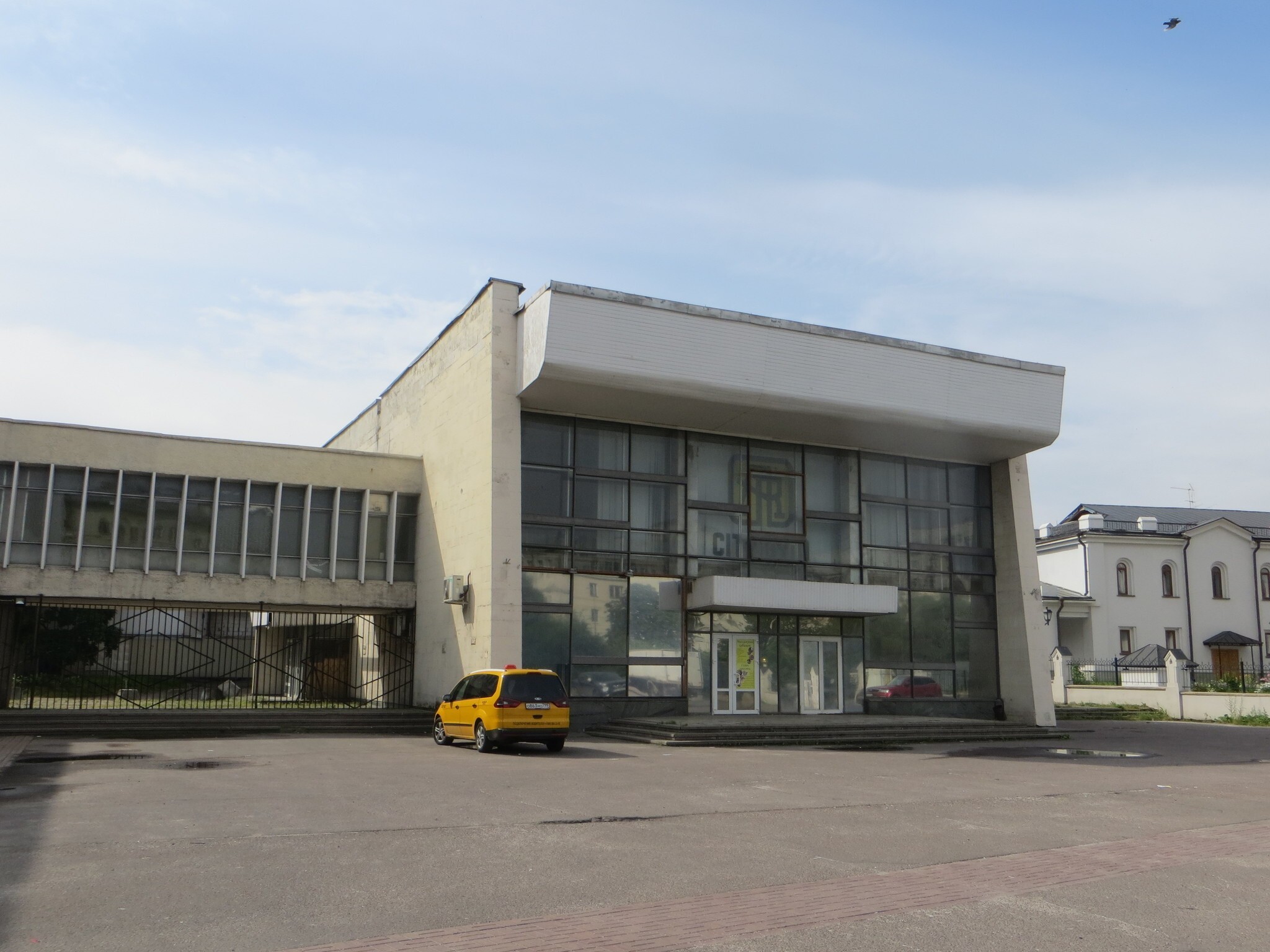 Здание театрального центра на дубровке. ЗИЛ культурный центр от Дубровки.