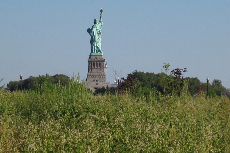 13. Вид на Статую Свободы из парка Либерти Стэйт, США