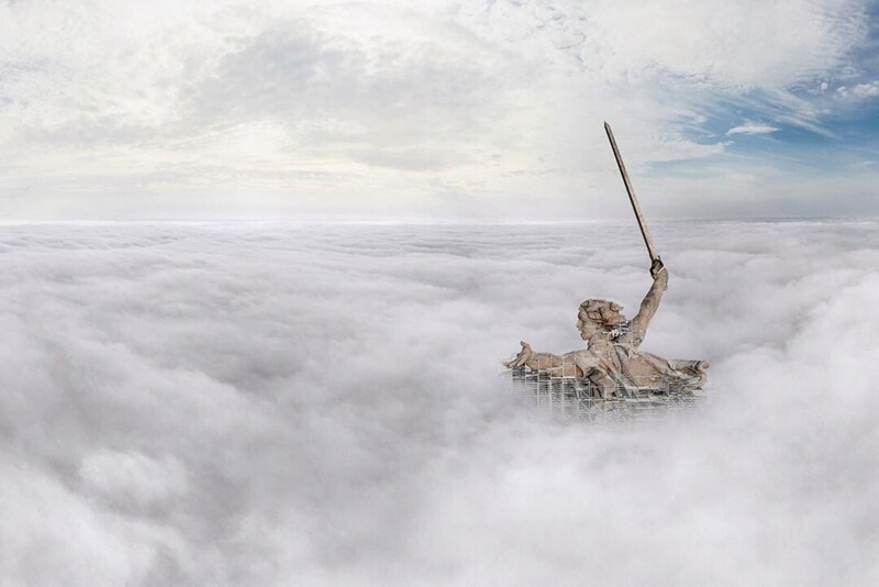10. Статуя «Родина-мать зовёт!», Россия, вид с воздуха сквозь облака