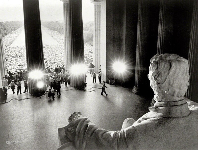 6. Вид из-за плеча статуи Линкольна в одноимённом мемориале, США