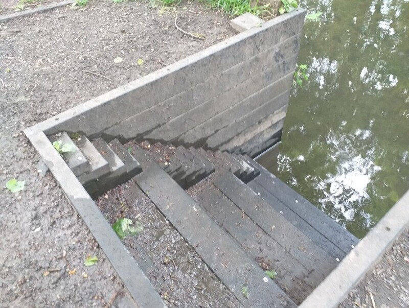10. Лестница к каналу, на которой есть ступеньки для уточек