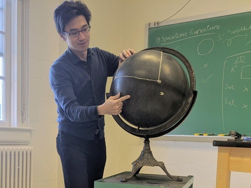 8. «С помощью такого чёрного глобуса мой преподаватель объясняет кривизну пространства-времени»