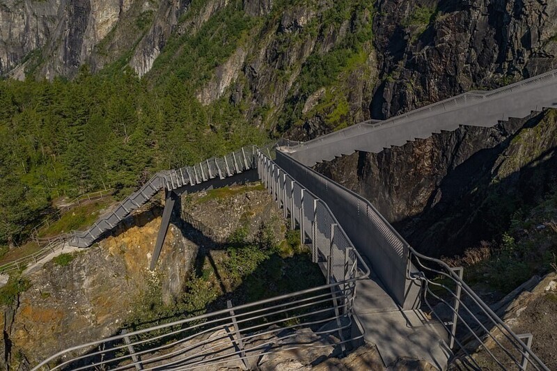 В Норвегии открыли мост через ущелье с потрясающими видами на водопад