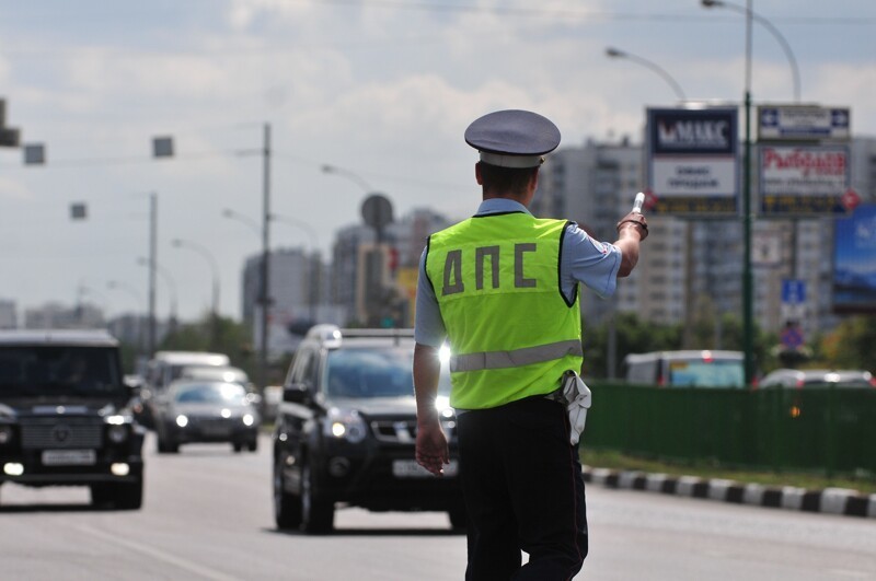 У полицейского, который расспрашивал автомобилистку о семье, хотят отсудить 100 тыс рублей