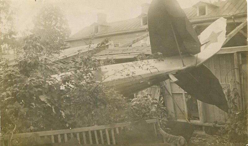 Разбитый самолет морлета Мельникова. 1921