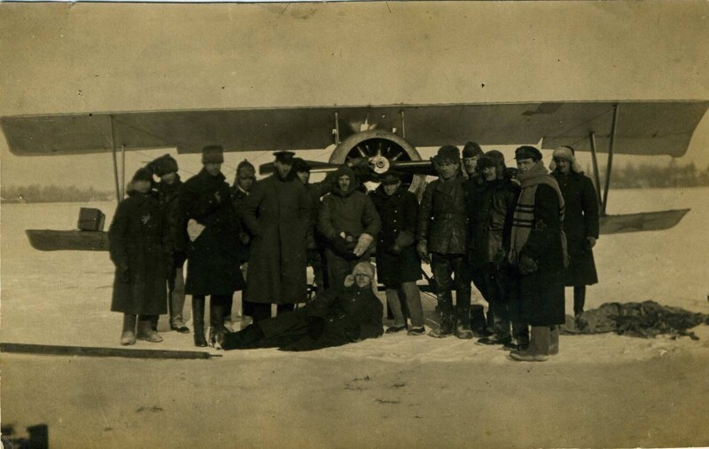 Группа В\М и морских летчиков 1-го Морского Истро-отряда ВВС на аэродроме у самолета после полета в честь 5 годовщины Кр.Армии, 23 февраля 1923