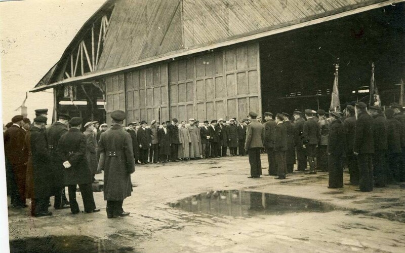 Завод "Красный Химик" принимает шефство над членами Воздушного флота Балтики. 1923