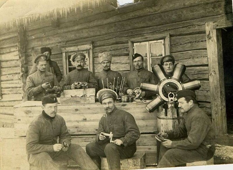 Механики 1-го корпуса авиационного отряда. Январь 1915
