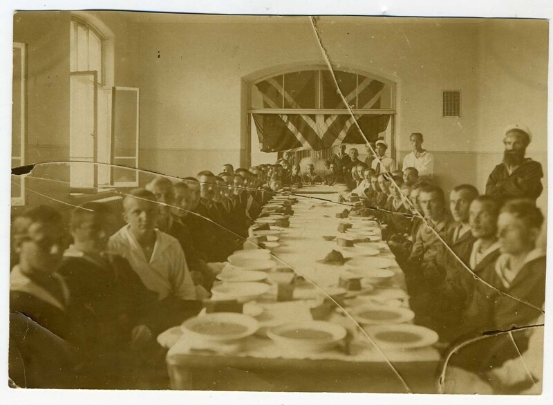 Команда Истро-отряда за обедом в день праздника воздушного флота. 1922