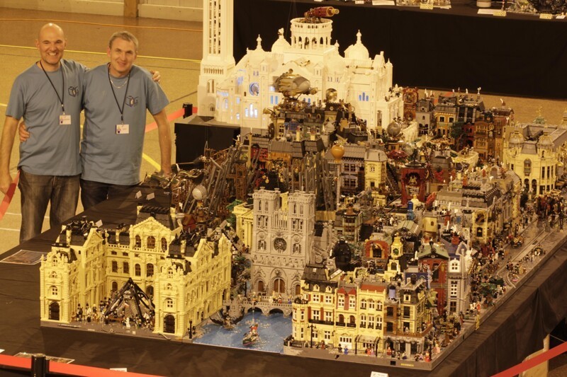 Макет Парижа из Lego