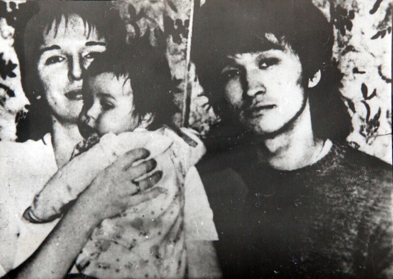 Музыкант Виктор Цой с женой Марьяной и сыном Сашей, 1985 год. Фото: пересъемка из семейного архива, Тимур ХАНОВ