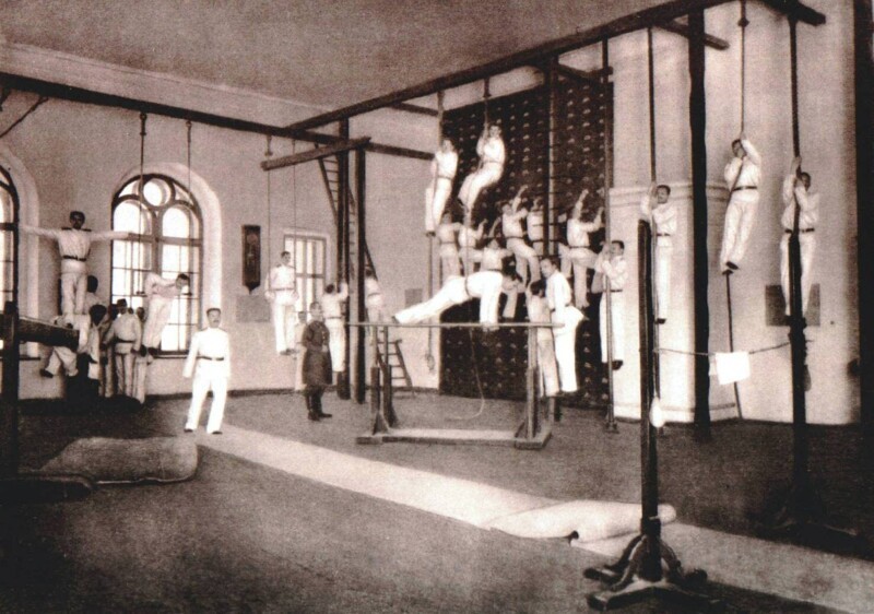 Гимнастический зал - занятия гимнастикой