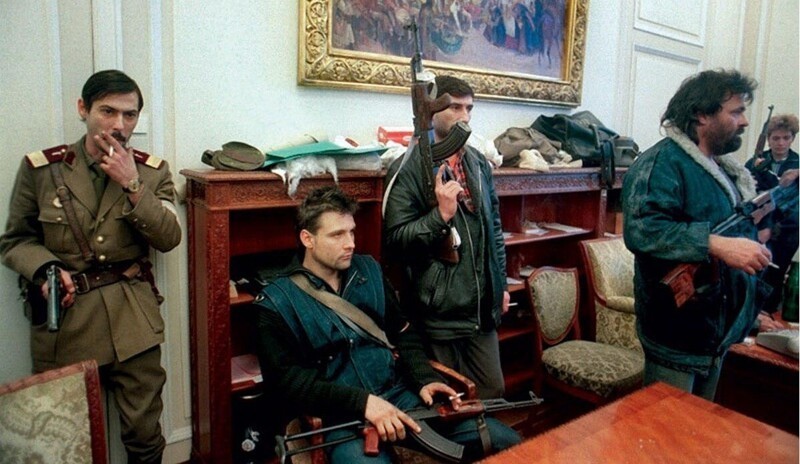Революционные румыны пришли в кабинет к Николае Чаушеску. Декабрь 1989 г.