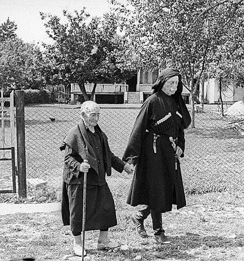Мать и сын: 137 летняя Хпап Лазурия и её сын 95 летний Дзукури Лазурия. Грузия, 1976 год.