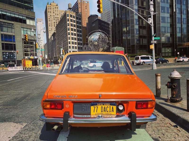 Невероятное зрелище: Румынский автомобиль Dacia 1300 на пустынных улицах Нью-Йорка