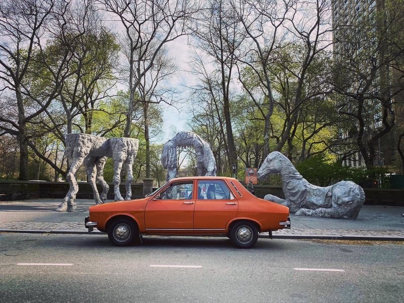 Невероятное зрелище: Румынский автомобиль Dacia 1300 на пустынных улицах Нью-Йорка