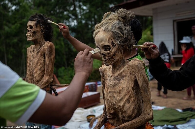 Живые в обнимку с мертвыми: праздник жизни народа тораджи
