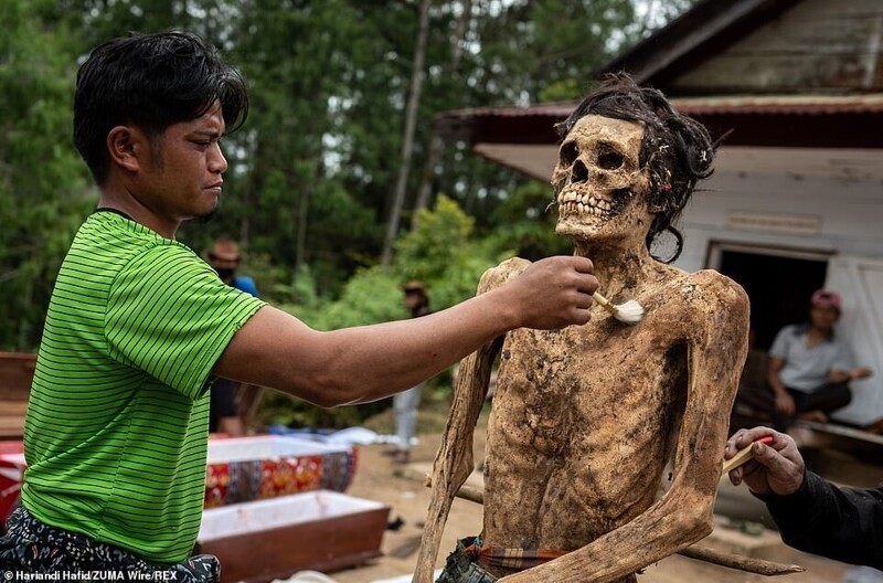 Живые в обнимку с мертвыми: праздник жизни народа тораджи