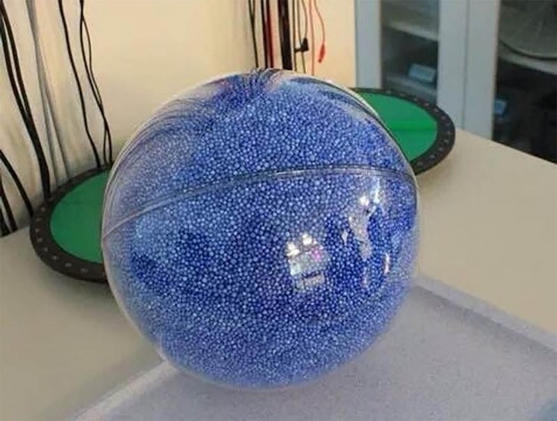 Эта прозрачная сфера с синими шариками придумана, чтобы показывать, насколько наша планета Земля меньше Солнца. Один синий шарик – это и есть Земля, а Солнце вон какое огромное.